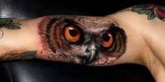 为大家分享一款时尚的猫头鹰纹身图案