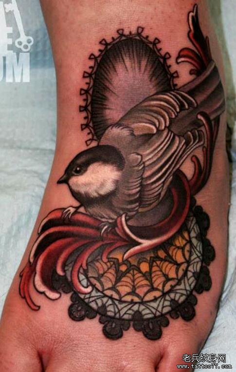 脚背上一款时尚的燕子纹身作品