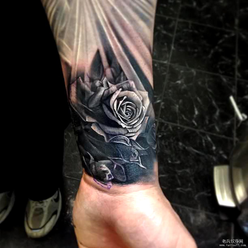 手腕上一款玫瑰花纹身图案