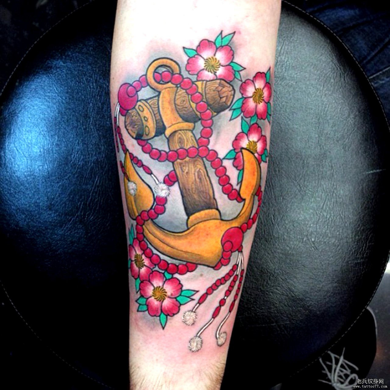 手臂上一款漂亮彩色船锚纹身图案