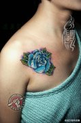 为一美女打造的立体蓝玫瑰花纹身作品遮盖汉字图案