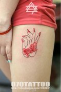 大腿上一款性感的佛手纹身作品