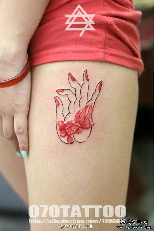 大腿上一款性感的佛手纹身作品