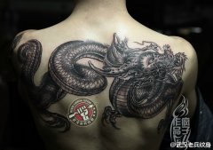 后背传统龙纹身作品——神圣的象征