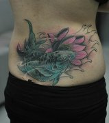 一款女性腰部彩色莲花鱼纹身图案