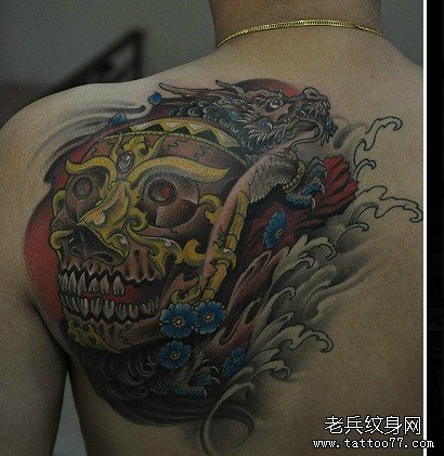 男性背部彩色嘎巴拉霸气龙纹身图案