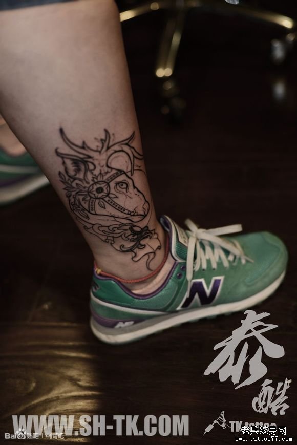 男人脚踝部独特的马头纹身图案