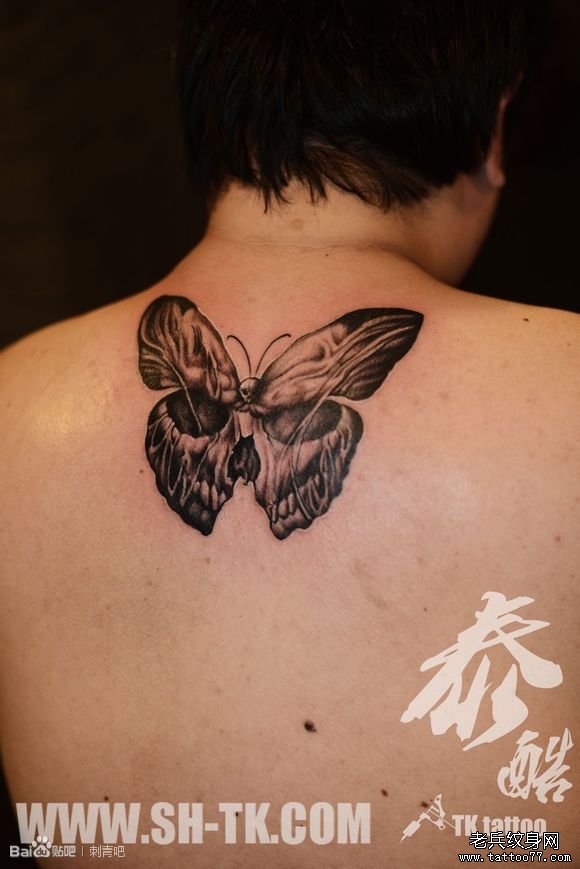 一款男人背部骷髅蝴蝶纹身图案
