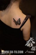 女性背部立体蝴蝶纹身图案