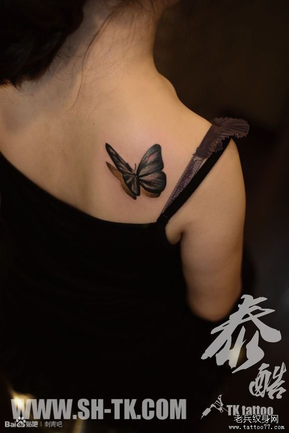 女性背部立体蝴蝶纹身图案