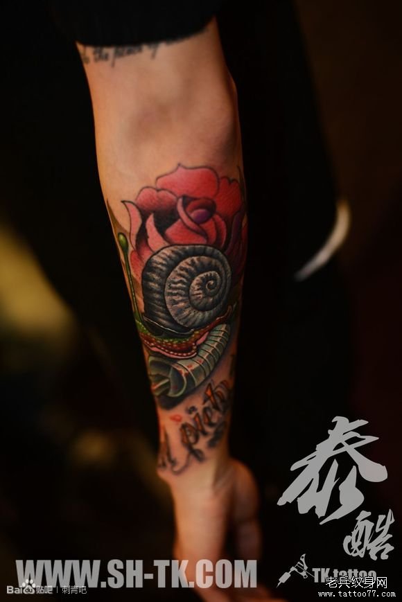 男人胳膊个性蜗牛玫瑰花纹身图案