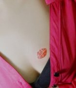 武汉纹身网推荐一款性感胸部嘴唇纹身图案