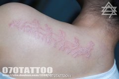 美女肩膀上一款白色鹿纹身图案
