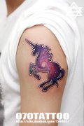 推荐一款大臂上的星空独角兽纹身图案