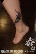 脚部好看的彩色羽毛纹身图案