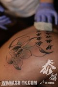 背部很个性的简易莲花纹身图案