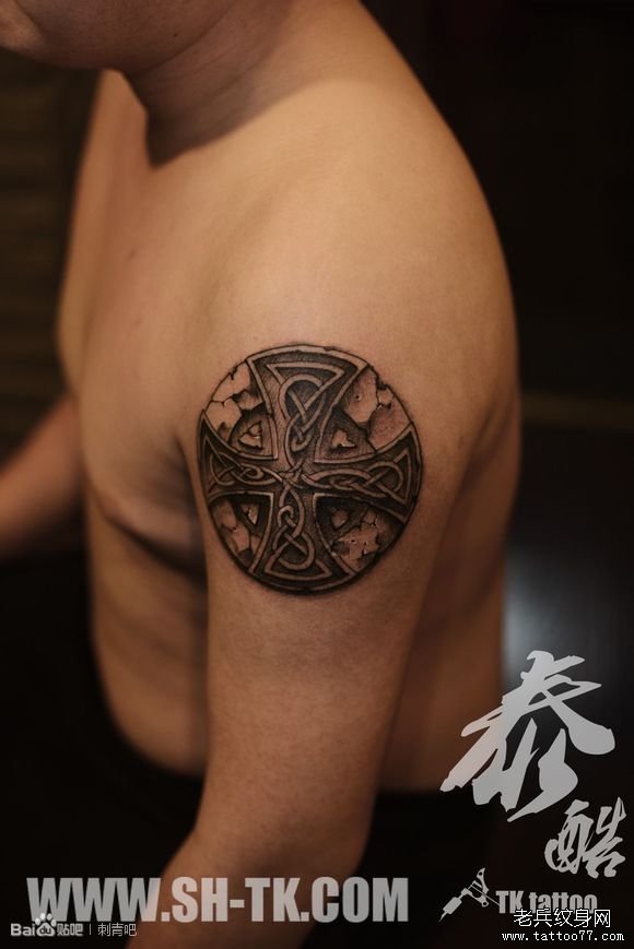 胳膊欧美裂缝园形十字架图腾纹身图案