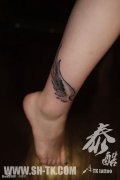 脚部个性的单色羽毛纹身图案