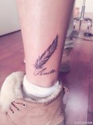 腿部羽毛字母纹身图案由武汉纹身网提供