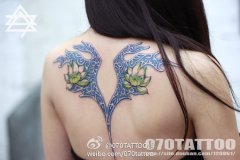 美女后背一款精致时尚的莲花纹身图案