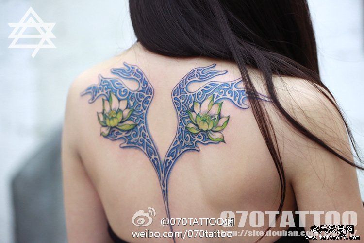 美女后背一款精致时尚的莲花纹身图案