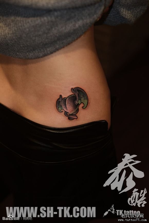 女性侧腰可爱的爱心翅膀纹身图案