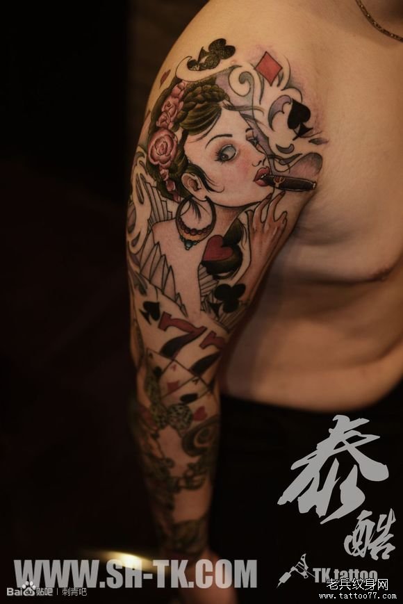 男人胳膊美女扑克花臂纹身图案