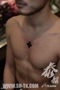 男人胸部一款信仰十字架纹身图案