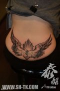 女性臀部翅膀梵文图腾纹身图案