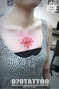 美女胸口一款红色莲花纹身图案