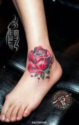疯子纹身师打造的脚踝红色玫瑰花纹身作品及寓意遮盖色斑