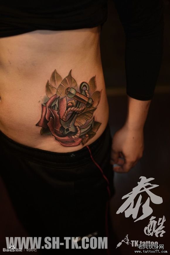 男人腹部重彩船锚玫瑰花纹身图案