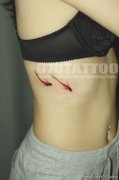 美女侧腰上一款时尚金鱼纹身图案