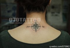 分享颈部上的一款指南针纹身图案