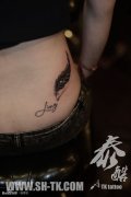 女性侧腰立体羽毛纹身图案