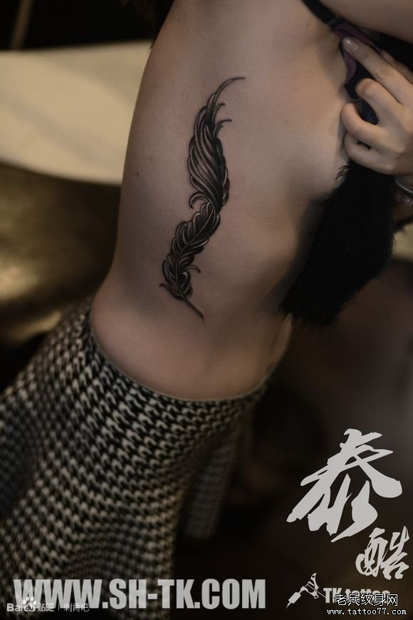 推荐女性侧腰一款羽毛纹身图案