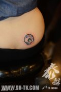 女性腰部可爱的骷髅蝴蝶结纹身图案