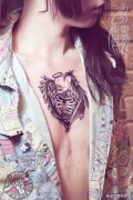 武汉老兵纹身店女纹身师制作的胸口骷髅翅膀纹身作品遮盖多年疤痕