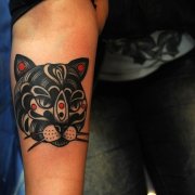 一款手臂黑猫纹身图案由武汉纹身网推荐