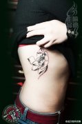 为一美女打造的侧腰小清新水墨莲花纹身作品