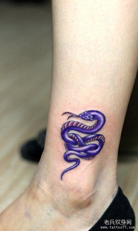 武汉最时尚的tattoo店推荐一款脚踝彩色蛇纹身图案