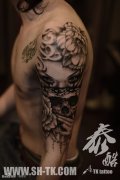 男人胳膊美女花与骷髅纹身图案