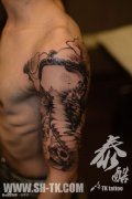 男人胳膊象财神骷髅纹身图案