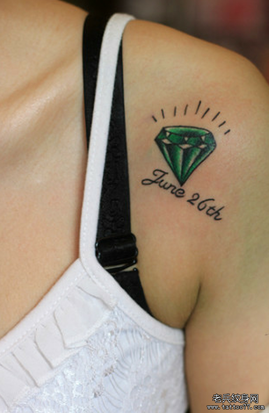 一款女性肩部钻石字母tattoo图案由武汉纹身店推荐