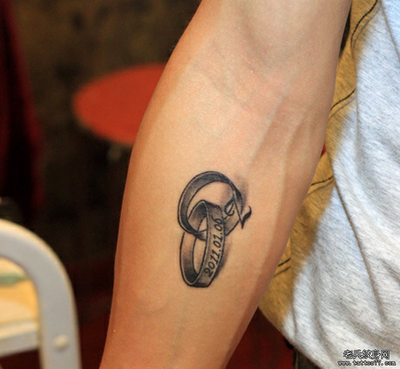 一款手臂戒指tattoo图案由武汉纹身网推荐