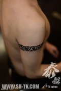 男人胳膊个性欧美臂环纹身图案