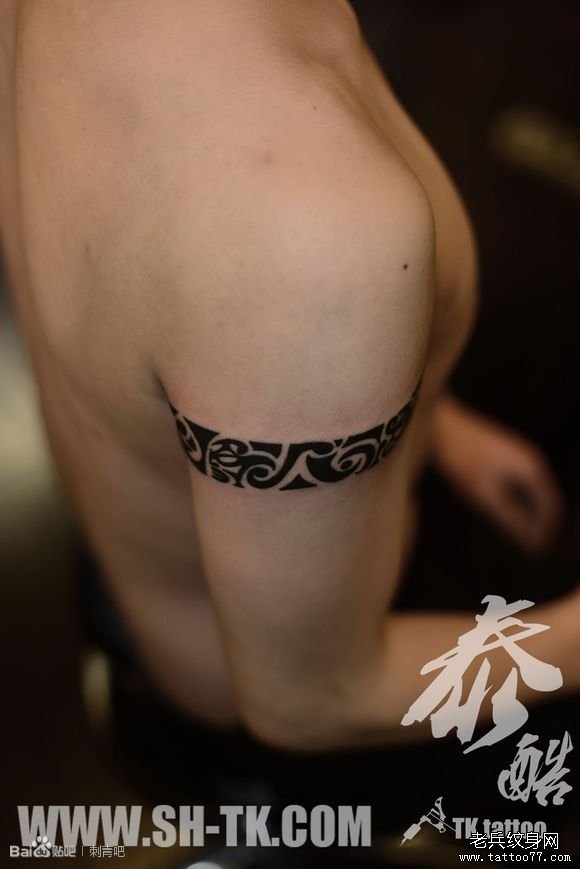 男人胳膊个性欧美臂环纹身图案