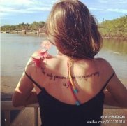 武汉最好的纹身店推荐一款女性肩部字母纹身图案