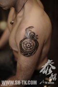 男人胳膊图腾时钟纹身图案