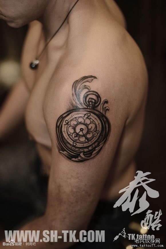 男人胳膊图腾时钟纹身图案